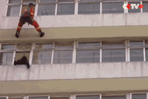 Lính cứu hỏa tung cước đạp bay cô gái định nhảy lầu tự tử