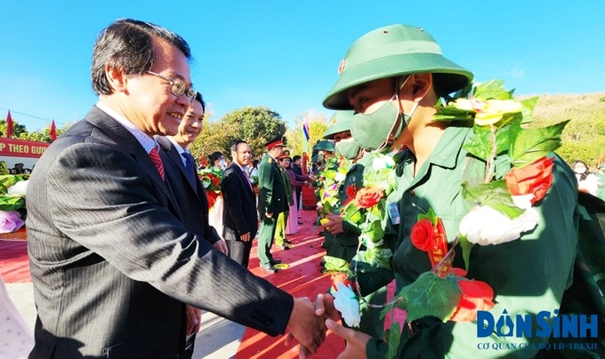 Lãnh đạo tỉnh Gia Lai tặng hoa chúc mừng thanh niên ưu tú lên đường nhập ngũ