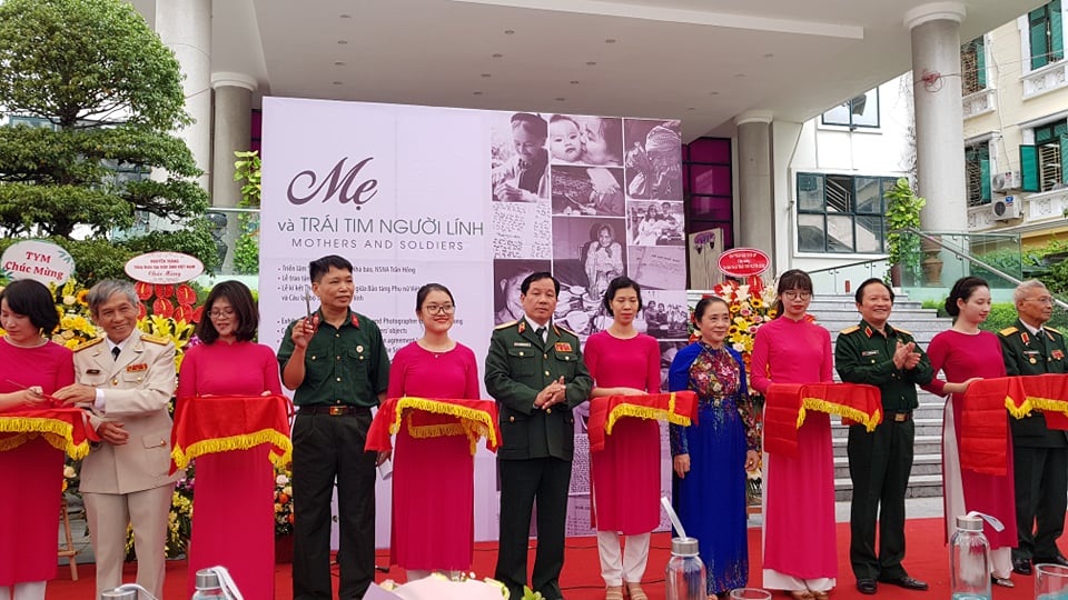 Khắc họa hình ảnh “Mẹ và Trái tim người lính” - 3 Khắc họa hình ảnh “Mẹ và Trái tim người lính” - 3