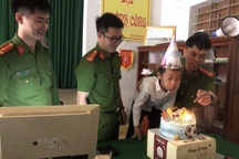 Đi làm căn cước lúc 0h, thiếu niên 14 tuổi được nhận món quà bất ngờ