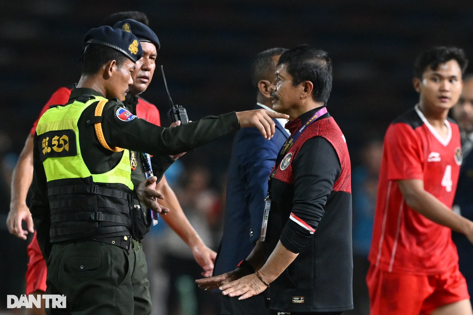 Toàn cảnh cuộc ẩu đả đáng xấu hổ trong trận chung kết bóng đá nam SEA Games - 10 Toàn cảnh cuộc ẩu đả đáng xấu hổ trong trận chung kết bóng đá nam SEA Games - 10