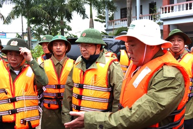 Phó Thủ tướng: Dự báo mọi tình huống, đảm bảo an toàn tính mạng người dân