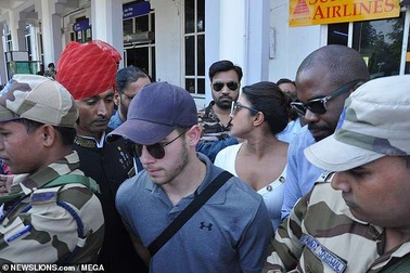 Fans bao vây Nick Jonas và bạn gái hơn 10 tuổi tại sân bay