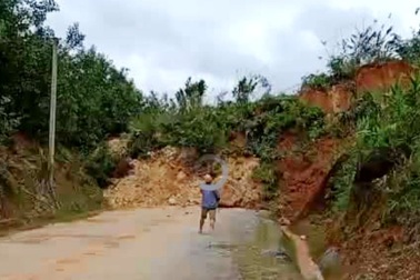 Lại sạt lở núi, đất đá trút xuống chất thành đống, chia cắt quốc lộ 40B