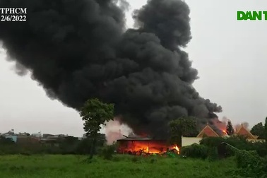 Kho giày dép ở TPHCM bốc cháy ngùn ngụt trong mưa