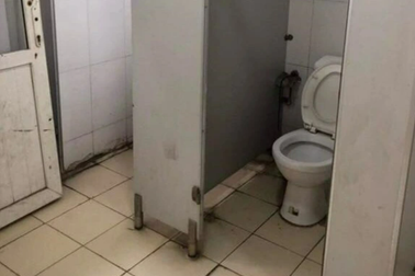 Con không dám đi vệ sinh ở trường công, mẹ vội chuyển con sang trường tư