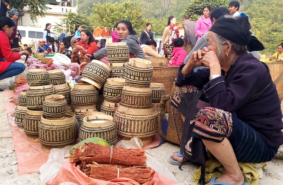 Độc đáo phiên chợ vùng biên những ngày cận Tết - 9 Độc đáo phiên chợ vùng biên những ngày cận Tết - 9