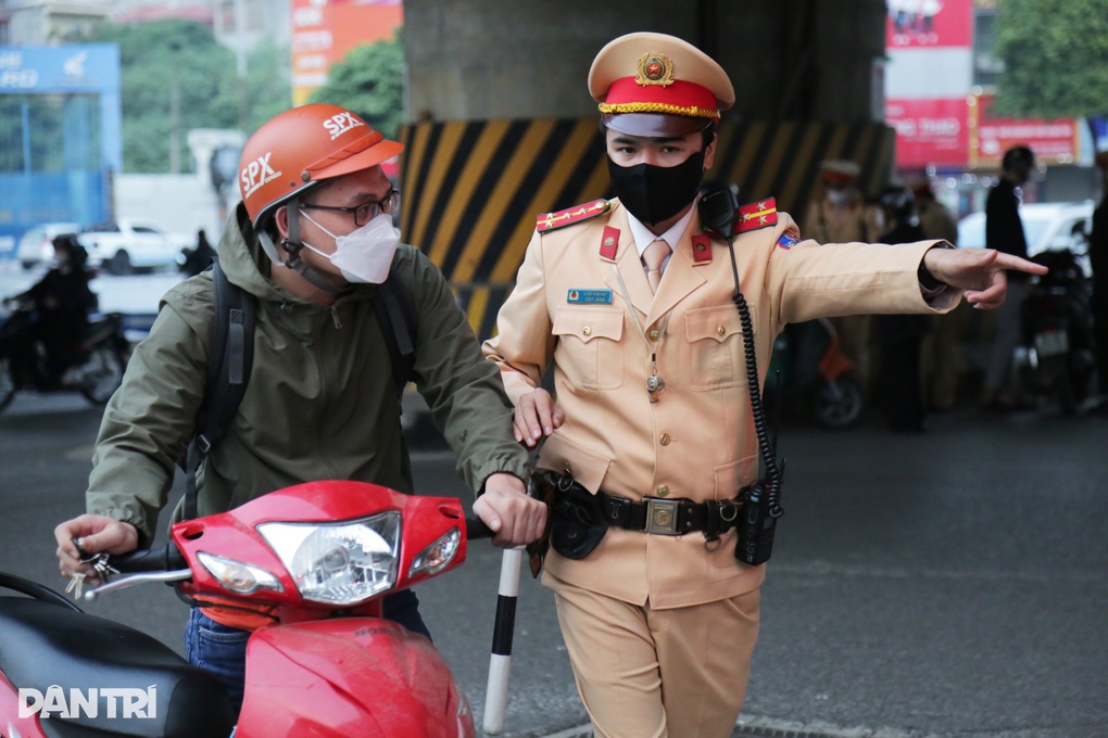 CSGT Hà Nội triển khai 20 điểm ngã tư an toàn giao thông - 1 CSGT Hà Nội triển khai 20 điểm ngã tư an toàn giao thông - 1
