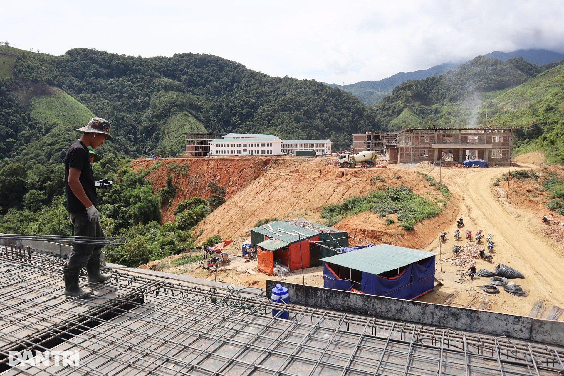 Tăng ca, tăng tiền công, đẩy nhanh tiến độ trường nội trú liên cấp - 8 Tăng ca, tăng tiền công, đẩy nhanh tiến độ trường nội trú liên cấp - 8
