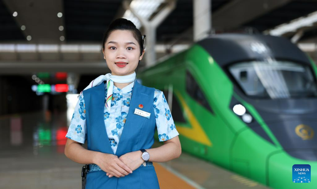 Một ngày làm việc của tiếp viên trên đường sắt cao tốc 6 tỷ USD Trung - Lào - 1 Một ngày làm việc của tiếp viên trên đường sắt cao tốc 6 tỷ USD Trung - Lào - 1