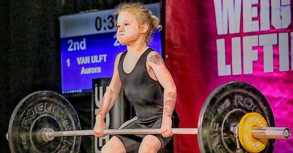 Bé gái 7 tuổi nâng tạ 80 kg dễ như ăn kẹo - 1 Bé gái 7 tuổi nâng tạ 80 kg dễ như ăn kẹo - 1