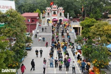 Du khách tấp nập đổ về đền Bà Chúa Kho "xin lộc" trong ngày mở cửa trở lại