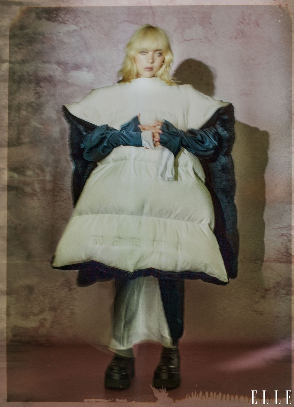 Nữ ca sĩ Billie Eilish mất 100.000 fan vì bức ảnh khoe vòng một - 20 Nữ ca sĩ Billie Eilish mất 100.000 fan vì bức ảnh khoe vòng một - 20