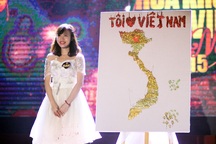 Nữ sinh vẽ bản đồ Việt Nam bằng keo dính và bột kim tuyến