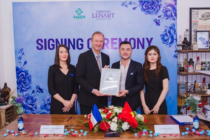 Bật mí giá trị thương hiệu 100 năm tuổi Christian Lenart - Ảnh 2. Bật mí giá trị thương hiệu 100 năm tuổi Christian Lenart - Ảnh 2.