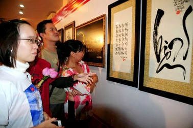 Triển lãm thư pháp với chủ đề “Tổ quốc gọi tên mình”  