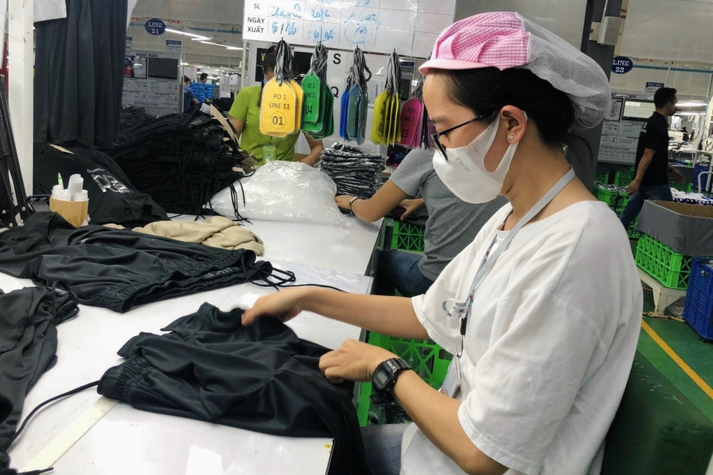 Công nhân mừng khi lương tăng, các chế độ bảo hiểm xã hội cải thiện - 3 Công nhân mừng khi lương tăng, các chế độ bảo hiểm xã hội cải thiện - 3