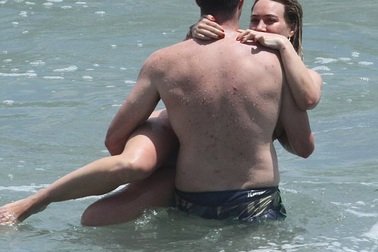 Hilary Duff hạnh phúc bên bạn trai doanh nhân điển trai