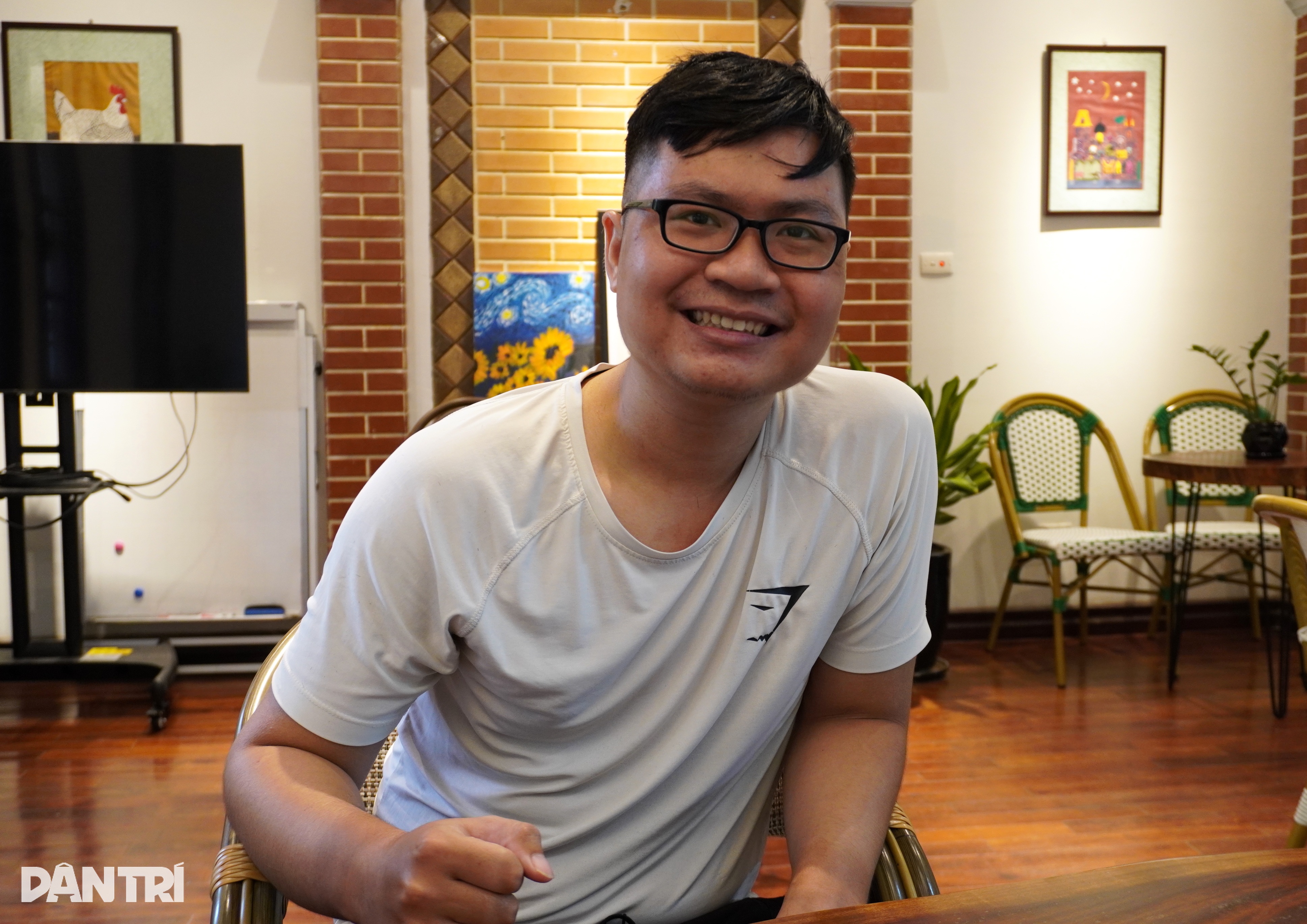 និយាយភាសាអង់គ្លេសដូចខ្យល់ អ្នករត់ម៉ូតូឌុប រកចំណូលនឹកស្មានមិនដល់ - ២ Nói tiếng Anh như gió, chàng trai chạy xe ôm cho thu nhập bất ngờ - 2