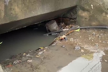 Clip nơi 5 công nhân ở TPHCM mắc kẹt dưới cống thoát nước