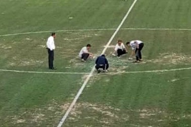 Xịt sơn lên sân cỏ ở Nha Trang để... "quay hình ảnh cho đẹp"