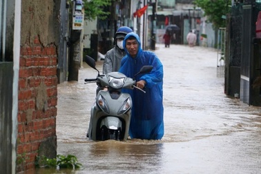 Sinh viên bị ảnh hưởng mưa lũ có thể được hoãn, giảm học phí