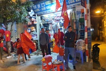 100.000 đồng/lá cờ, dân Hà Nội bạo chi không tiếc đi... “bão”