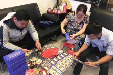 "Nháo nhào" săn lùng tiền Macao in hình con chó để lì xì Tết