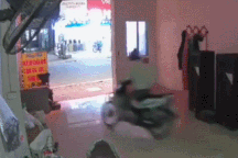 Clip tên trộm xe máy nhận bài học thích đáng khiến dân mạng hài lòng