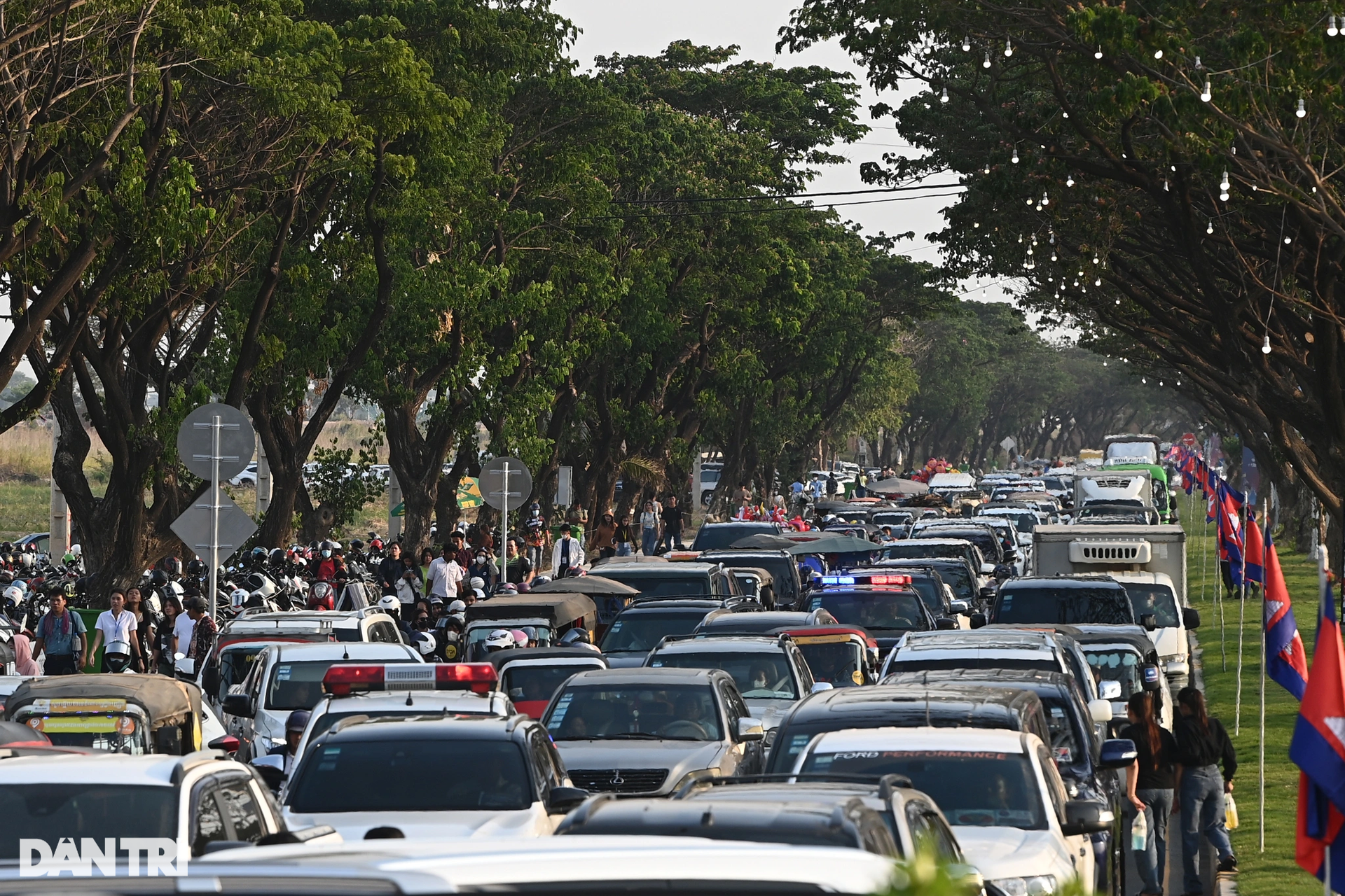 Ùn tắc nhiều kilomet đường vào SVĐ khai mạc SEA Games 32 tại Campuchia - 11 Ùn tắc nhiều kilomet đường vào SVĐ khai mạc SEA Games 32 tại Campuchia - 11