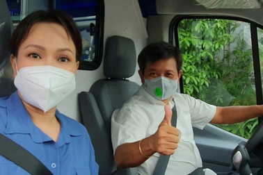 Việt Hương trao tặng xe cứu thương 2,5 tỷ cho ông Đoàn Ngọc Hải