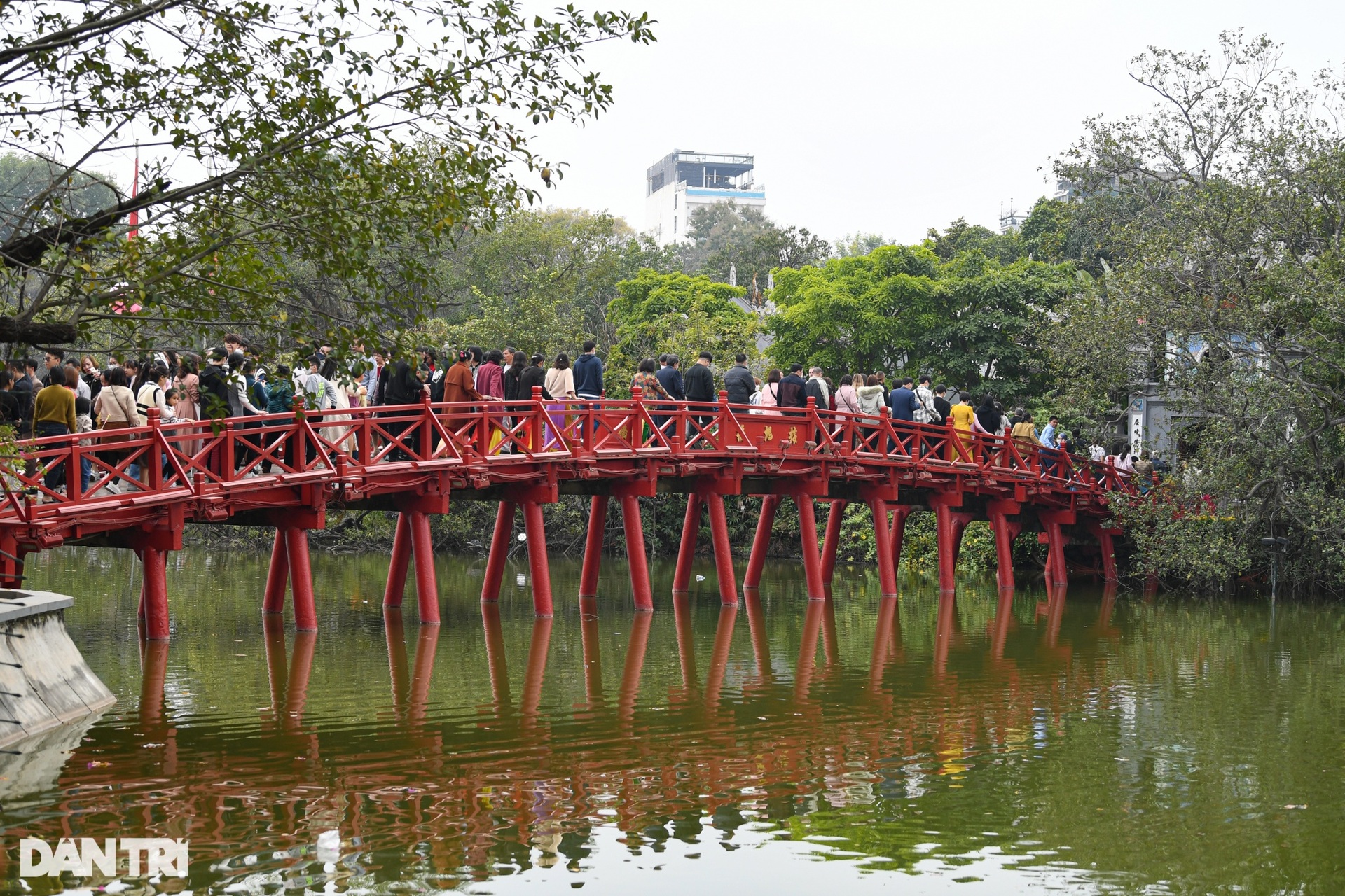 Hồ Gươm đông nghịt khách du xuân chiều mùng 2 Tết - 15 Hồ Gươm đông nghịt khách du xuân chiều mùng 2 Tết - 15