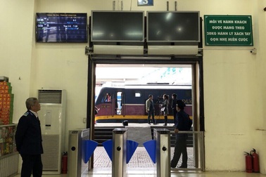 Khách đi tàu sẽ qua cổng kiểm tra soát vé tự động