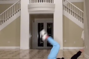 Video nổi tiếng của nữ TikToker kiếm nhiều tiền nhất thế giới