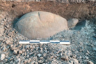 Tìm thấy tượng rùa cực hiếm chìm trong hồ chứa nước của di tích Angkor Wat