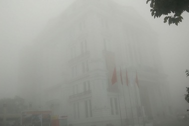 Cao ốc "biến mất" trong sương mù dày đặc