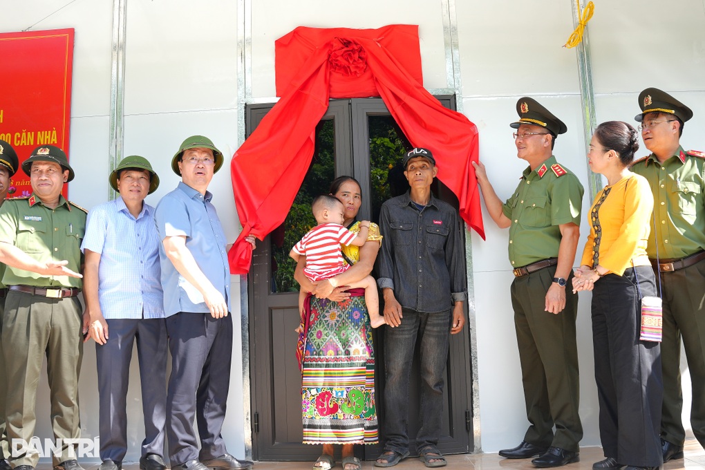 Phát động 40 ngày đêm dựng nhà, xây trường cho vùng lũ Nghệ An - 4 Phát động 40 ngày đêm dựng nhà, xây trường cho vùng lũ Nghệ An - 4