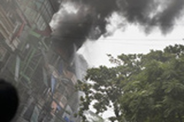 Hà Nội: Cháy nhà sát chợ Đồng Xuân, người dân khiếp vía