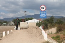 Gia Lai: Vì sao cống tiền tỷ xây xong, dân vẫn phải lội suối qua đường?