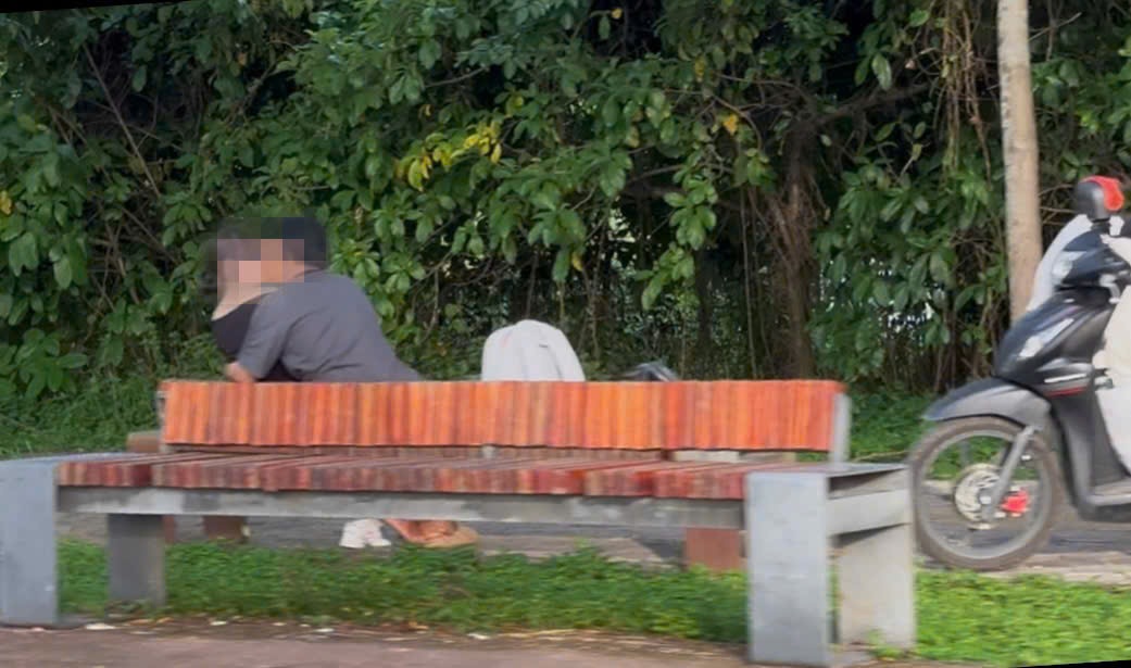 Chuyện tại “Làng đại học”: Đỏ mặt những màn yêu thiếu tế nhị nơi công cộng - 2 Chuyện tại “Làng đại học”: Đỏ mặt những màn yêu thiếu tế nhị nơi công cộng - 2