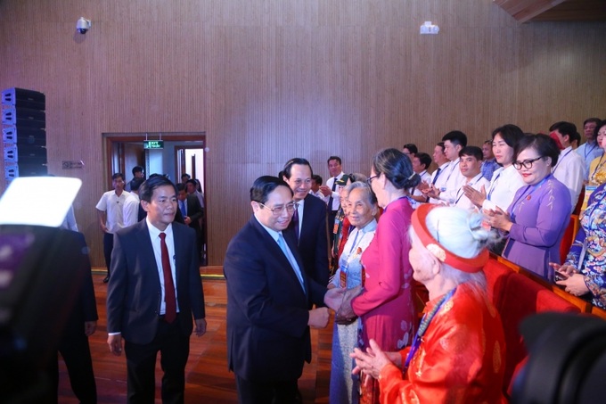 Thủ tướng Chính phủ và lãnh đạo Bộ, ngành Trung ương thăm hỏi các Mẹ Việt Nam anh hùng, người có công với cách mạng tại Hội nghị