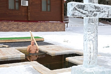 Ông Putin cởi trần tắm trong nước lạnh