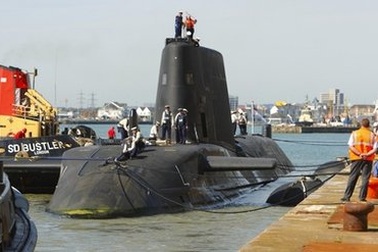 Nổ súng trên tàu ngầm Anh, 1 người thiệt mạng