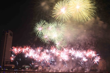 Du khách háo hức săn tour xem pháo hoa