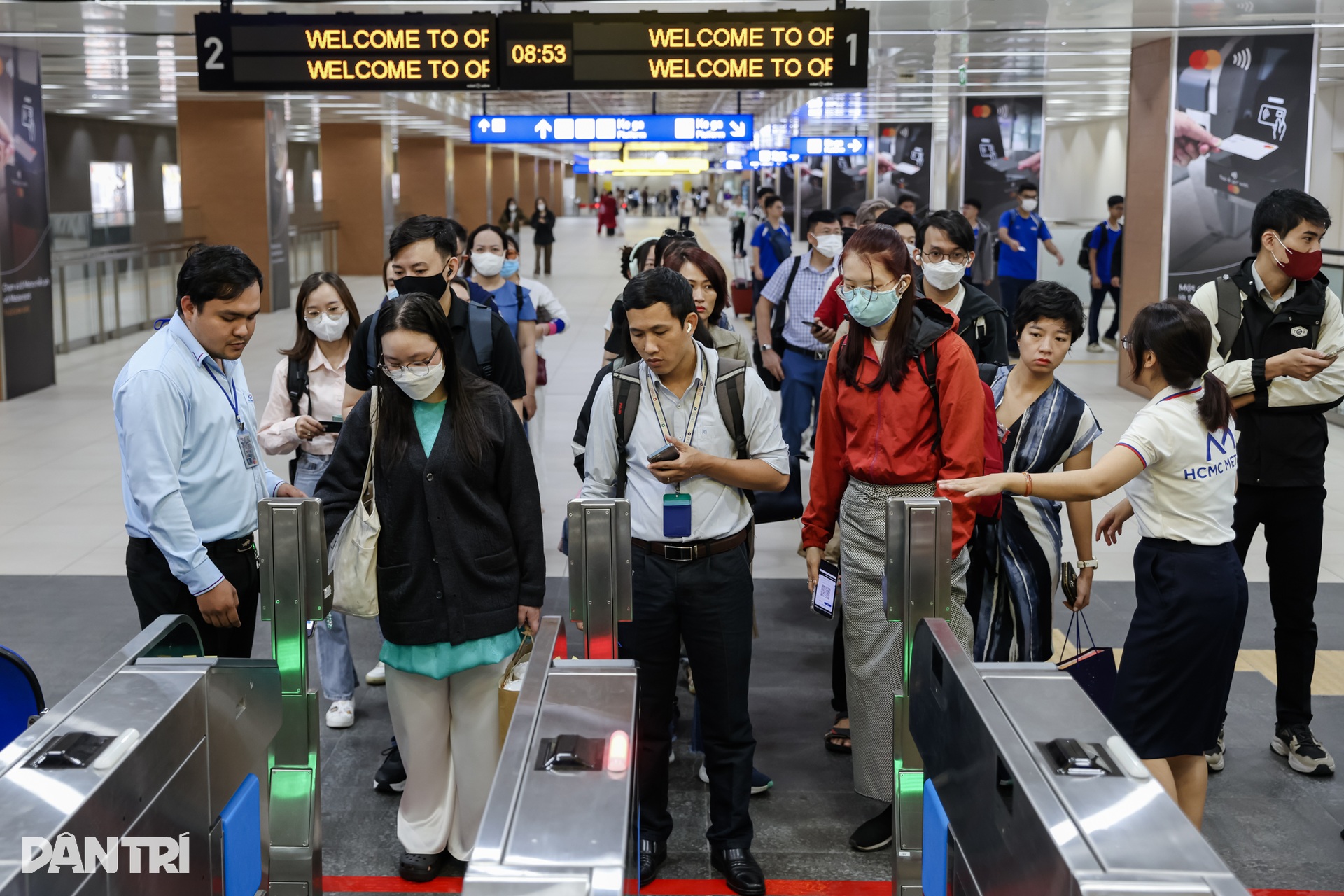 Nhân viên, sinh viên chọn metro để đi học, đi làm trong ngày đầu thu phí - 2 Nhân viên, sinh viên chọn metro để đi học, đi làm trong ngày đầu thu phí - 2
