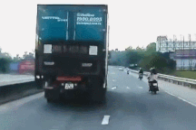 Nổi bật tuần qua: Hai cô gái suýt mất mạng vì qua đường như chỗ không người