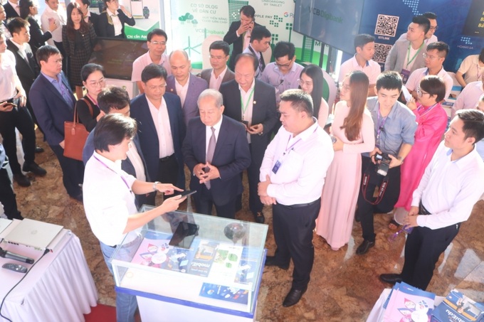 Các đại biểu tham quan gian hàng triển lãm và VIP tour trong khuôn khổ Tuần lễ chuyển đổi số - Huế 2023