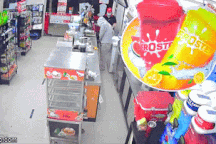 Nam thanh niên dùng dao cướp tiền ở cửa hàng tiện lợi để mua ma túy đãi bạn