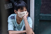 Cuộc sống lay lắt của 2 mẹ con chạy thận "mắc kẹt" ở phòng trọ vì Covid-19