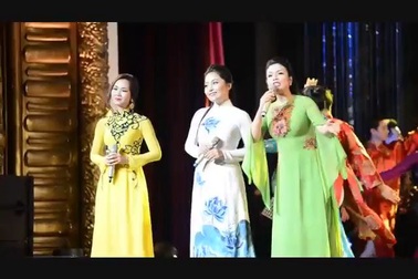 Võ Hạ Trâm, Bạch Trà và Tân Nhàn thể hiện "Hà Nội - Huế - Sài Gòn".